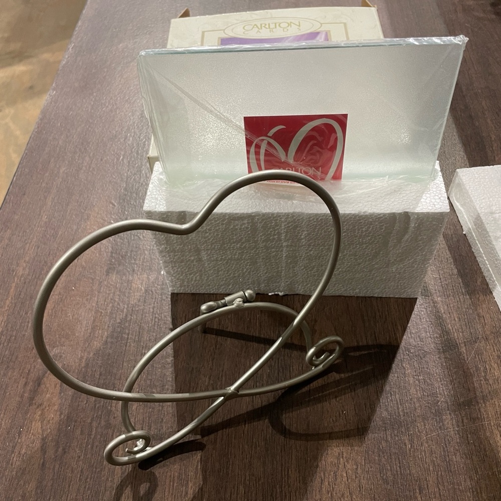 Carlton Cards Metal Heart & Glass 2.5" x 3.5" Photo Picture Frame Stand